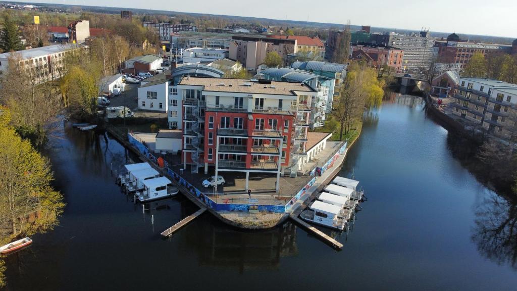 eine Luftansicht einer Stadt mit einem Boot im Wasser in der Unterkunft Havel-Spitze Ferienwohnungen in Brandenburg an der Havel