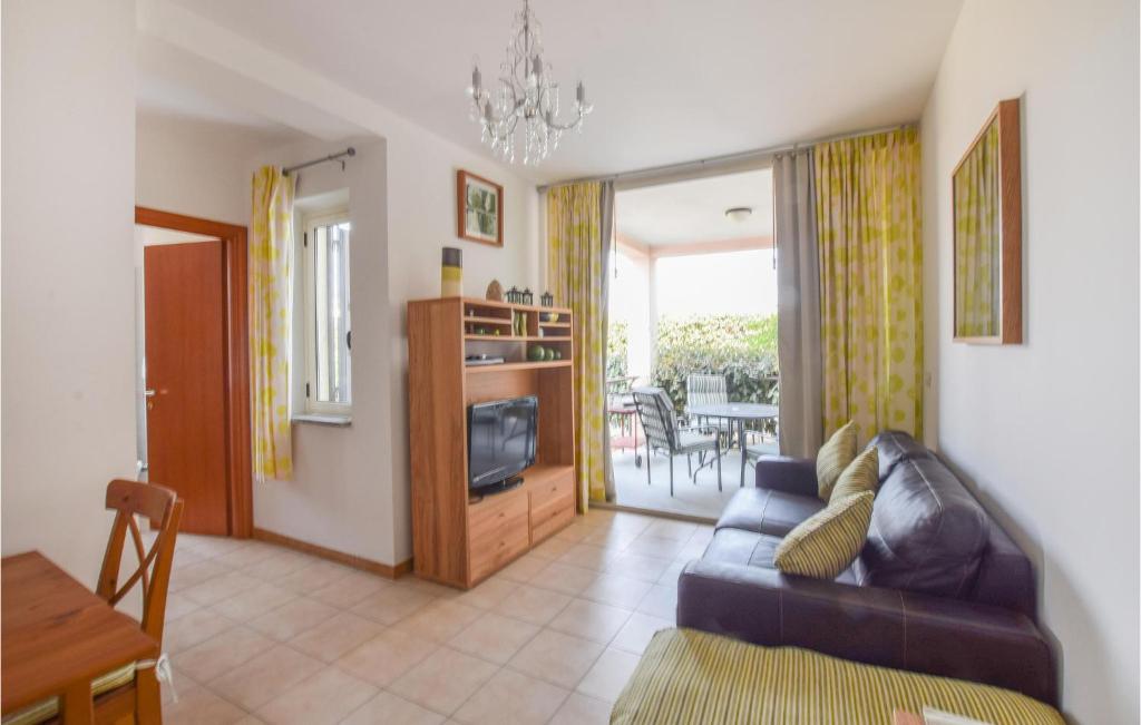 ein Wohnzimmer mit einem Sofa und einem TV in der Unterkunft Awesome Apartment In Isca Marina With Kitchen in Badolato