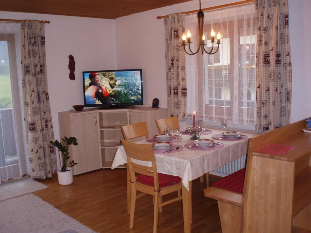Televiisor ja/või meelelahutuskeskus majutusasutuses Ferienwohnungen - Haus Zierl