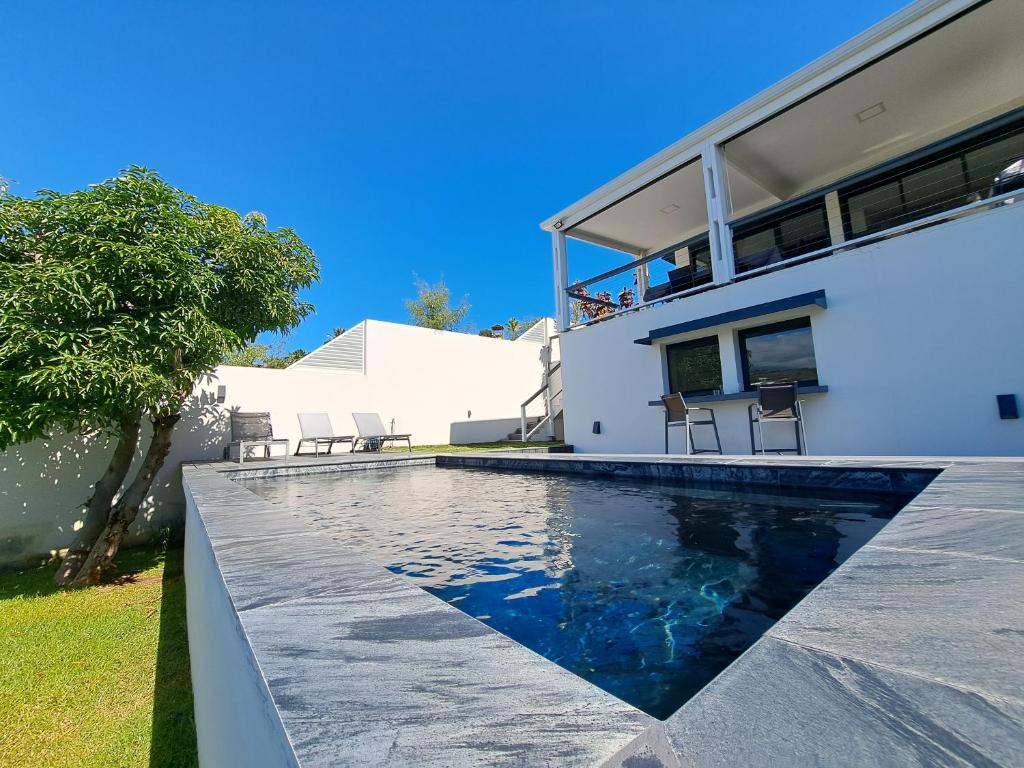 聖吉爾萊班的住宿－Villa Pluton - Meublé de tourisme 4 étoiles，一座房子后院的游泳池