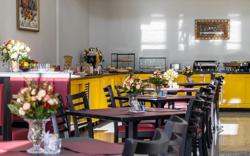 Restaurace v ubytování Hotel Dan Inn Uberlandia By Nacional Inn