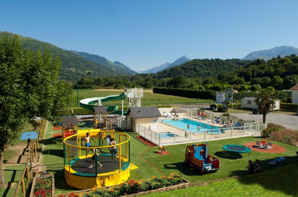 einen Luftblick auf einen Wasserpark mit Pool in der Unterkunft Camping La Châtaigneraie in Agos-Vidalos