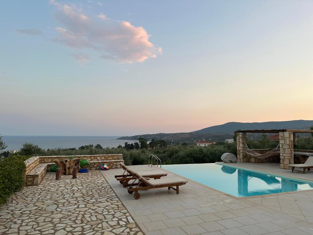 Basen w obiekcie Onirozo Koroni Private Villa lub w pobliżu