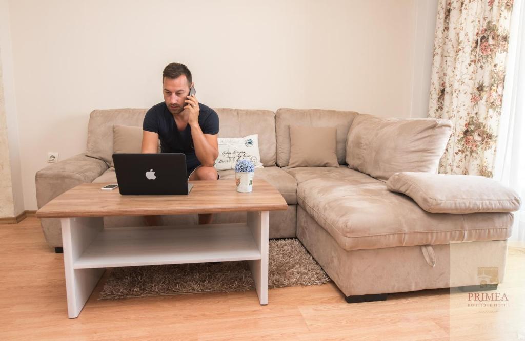 Deluxe One-Bedroom Apartment
