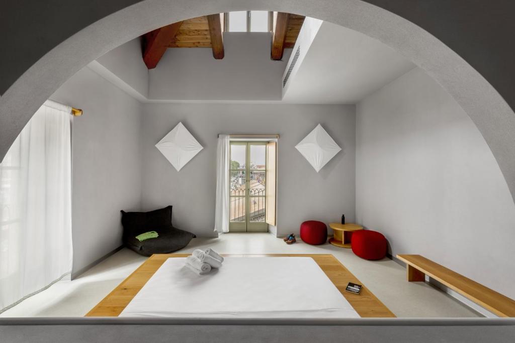 Habitación en el ático con cama y ventana en Combo Torino en Turín