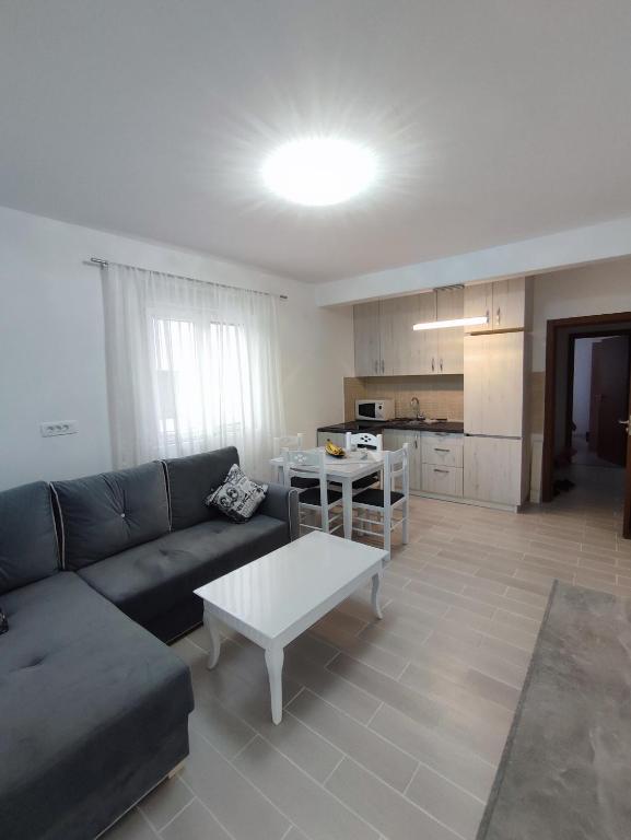 sala de estar con sofá y mesa en Dado, en Herceg-Novi