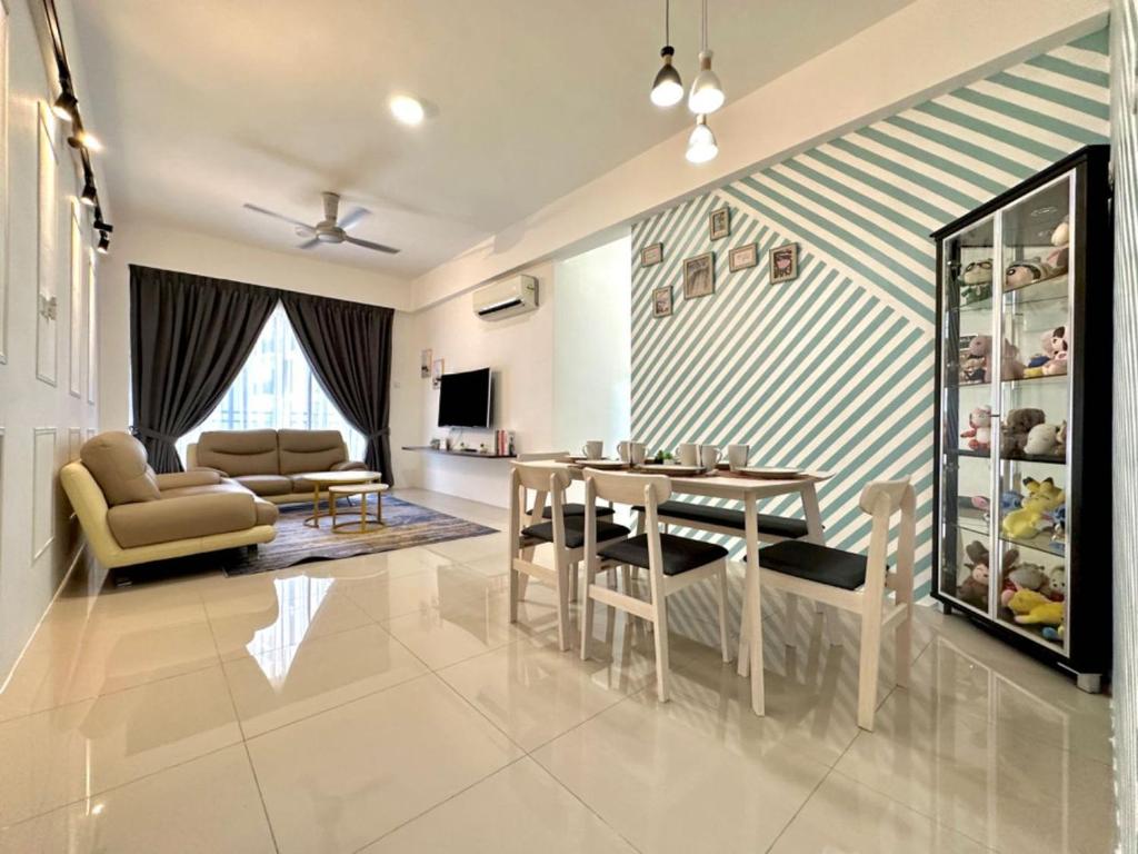 ein Wohnzimmer mit Esstisch und Couch in der Unterkunft Ipoh Cozy Homestay by Comfort Home in Ipoh