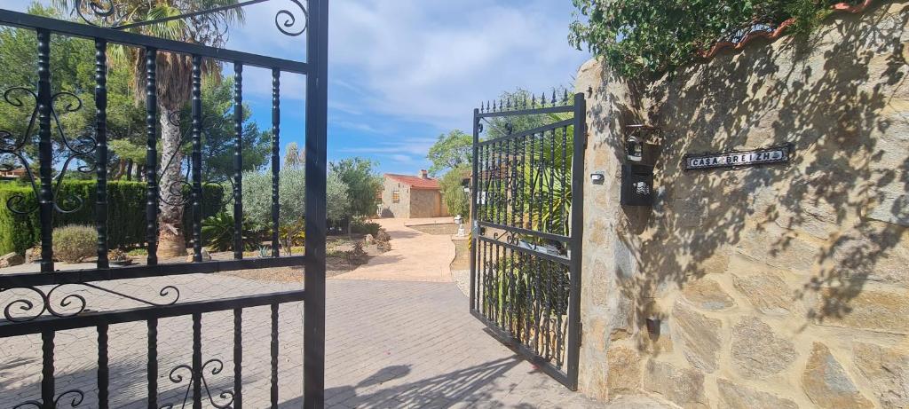 ein Tor zu einem Haus mit einer Steinmauer in der Unterkunft Casa Breizh in Monserrat