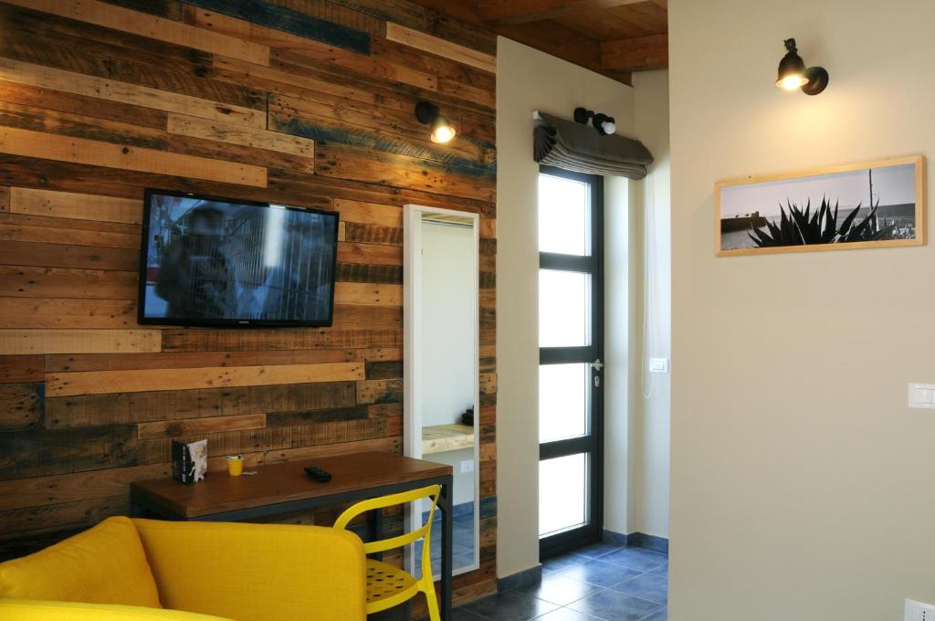 A television and/or entertainment centre at TerraSole Bakery B&B
