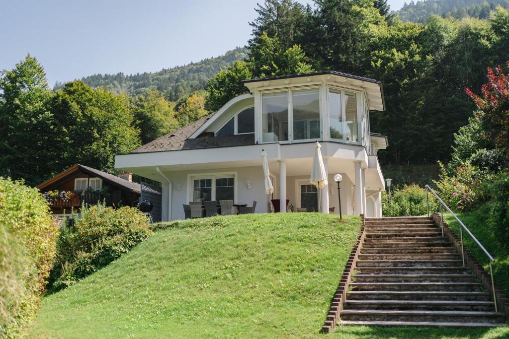 een huis boven op een heuvel met trappen bij Seevilla Lotte Ossiachersee in Annenheim