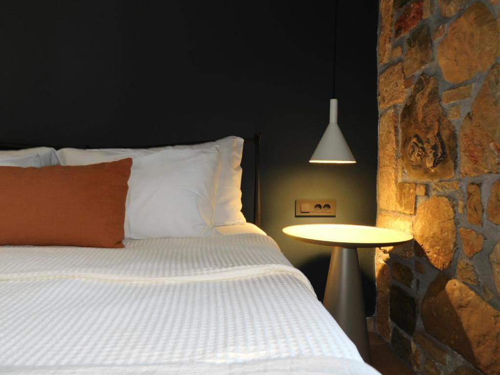 Postel nebo postele na pokoji v ubytování Yialasi Hotel