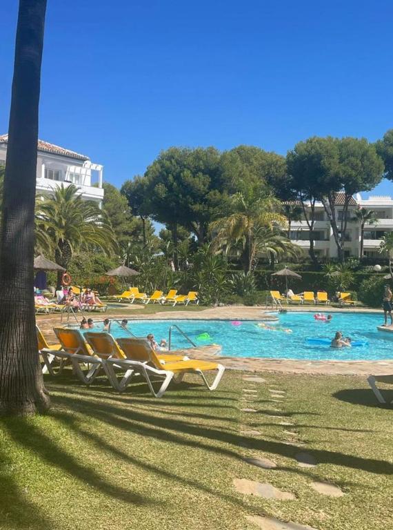 Bazén v ubytování Precioso estudio en zona residencial Rancho Miraflores nebo v jeho okolí