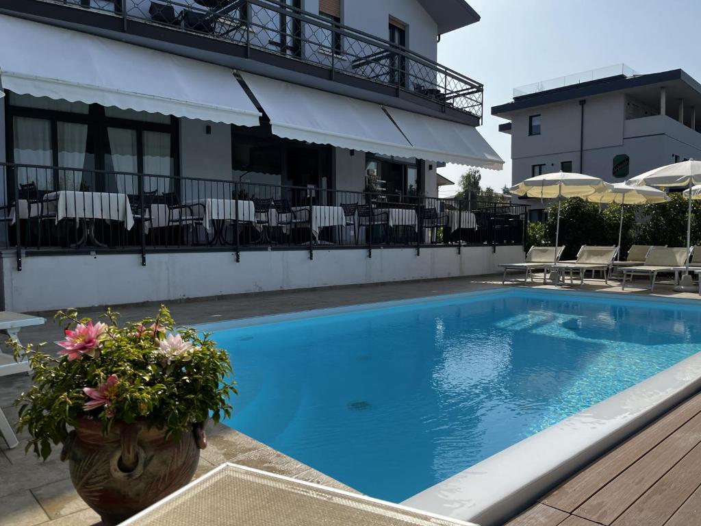 Bazén v ubytování Hotel Renata nebo v jeho okolí