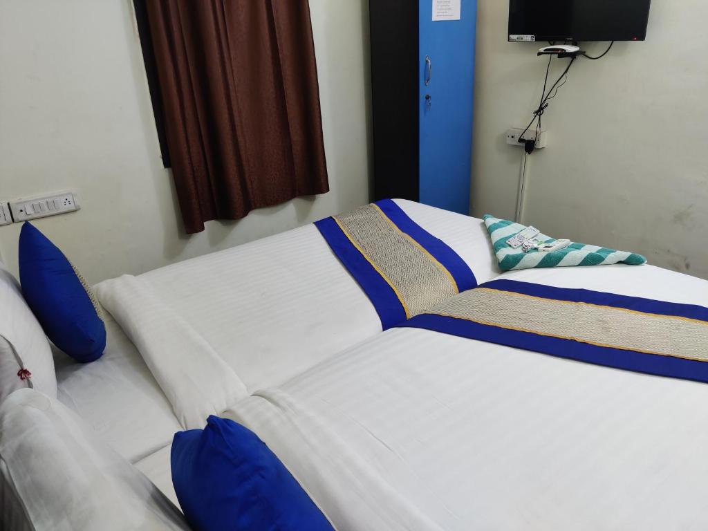 Postel nebo postele na pokoji v ubytování The Dolphin Park Hotel, Virugambakkam