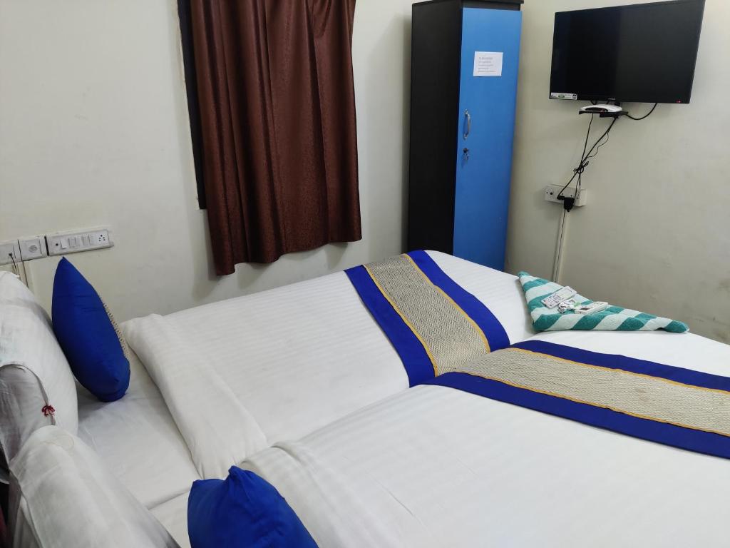 Postel nebo postele na pokoji v ubytování The Dolphin Park Hotel, Virugambakkam