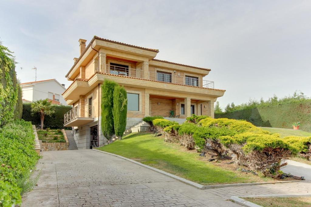 una casa grande con entrada en Bed and Breakfast en Salamanca Spain, en Cabrerizos