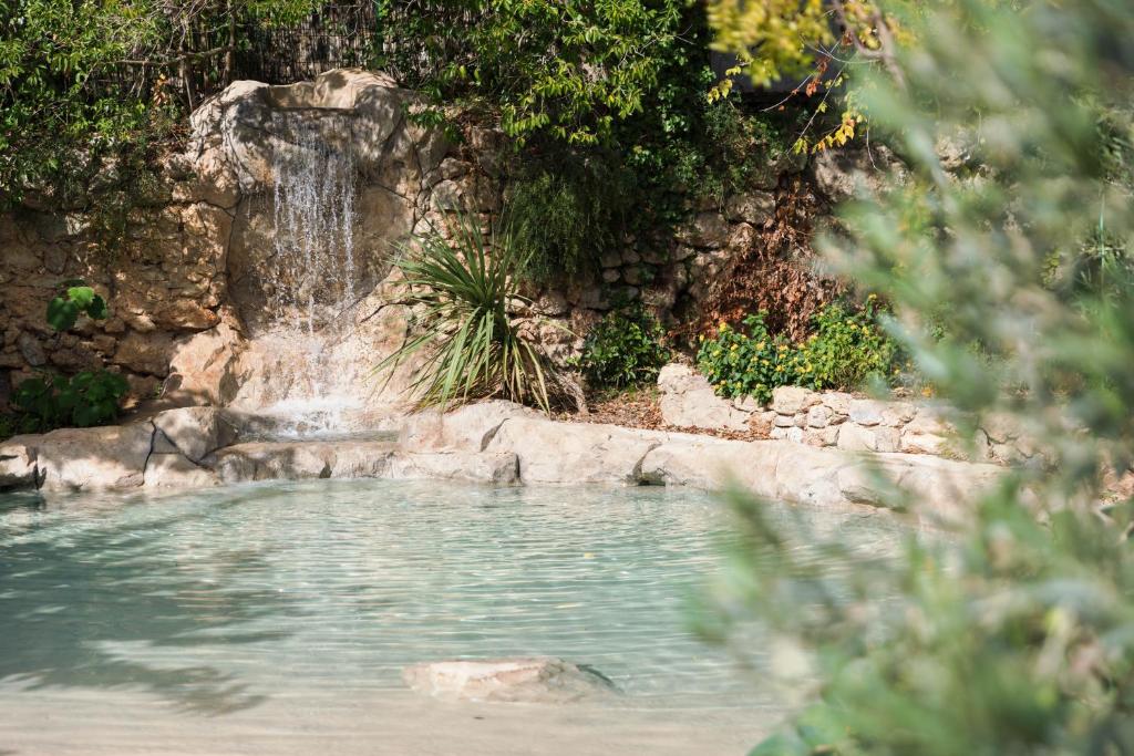 科蒂尼亞的住宿－LOU CALEN，前方设有瀑布的游泳池
