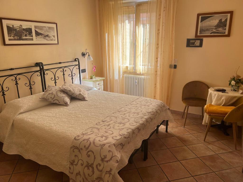 een slaapkamer met een bed en een tafel bij Il Timone Loreto in Monterosso al Mare