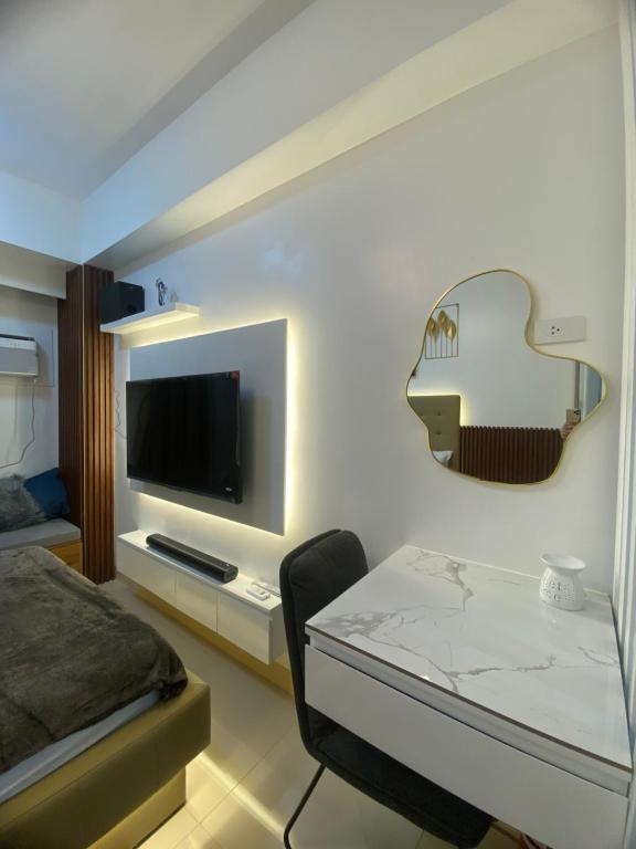 TV a/nebo společenská místnost v ubytování Suzi's Place @ Green 2 Residences Free Wi-fi & Netflix