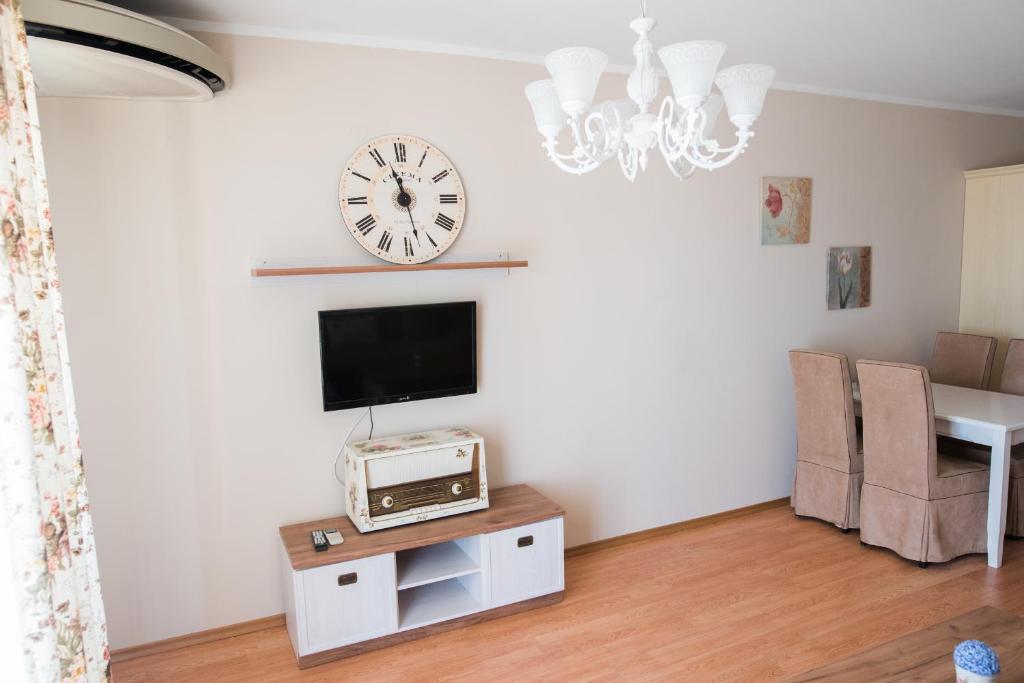Deluxe One-Bedroom Apartment