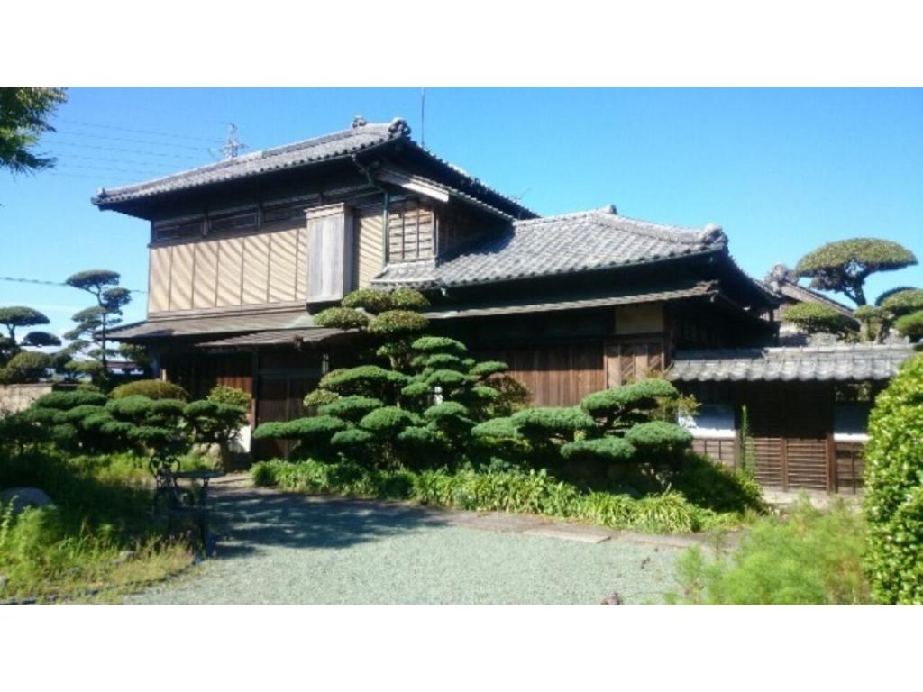 een Japans huis met bomen ervoor bij Kacho-en / Vacation STAY 1048 in Mitoyo