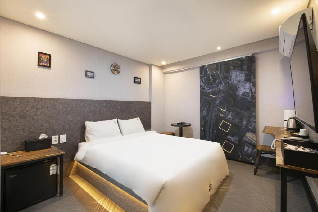 Llit o llits en una habitació de SoL Hotel