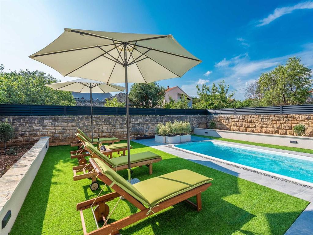 Bazén v ubytovaní Holiday home Marcela with pool alebo v jeho blízkosti