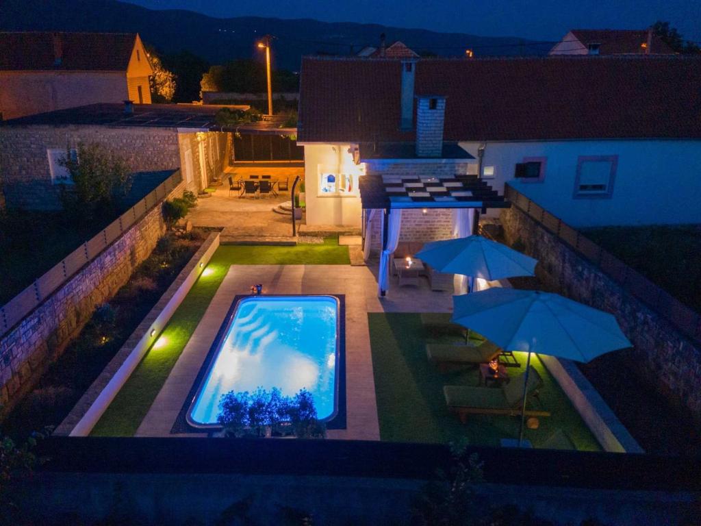 Bazén v ubytovaní Holiday home Marcela with pool alebo v jeho blízkosti