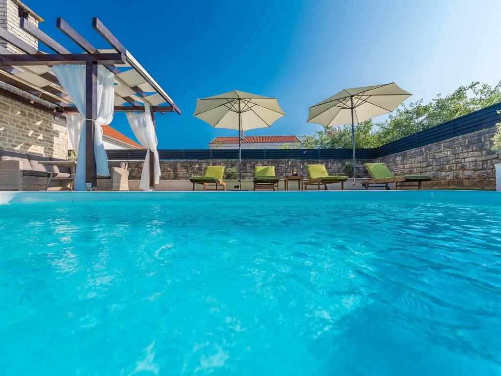 Bazén v ubytovaní Holiday home Marcela with pool alebo v jeho blízkosti