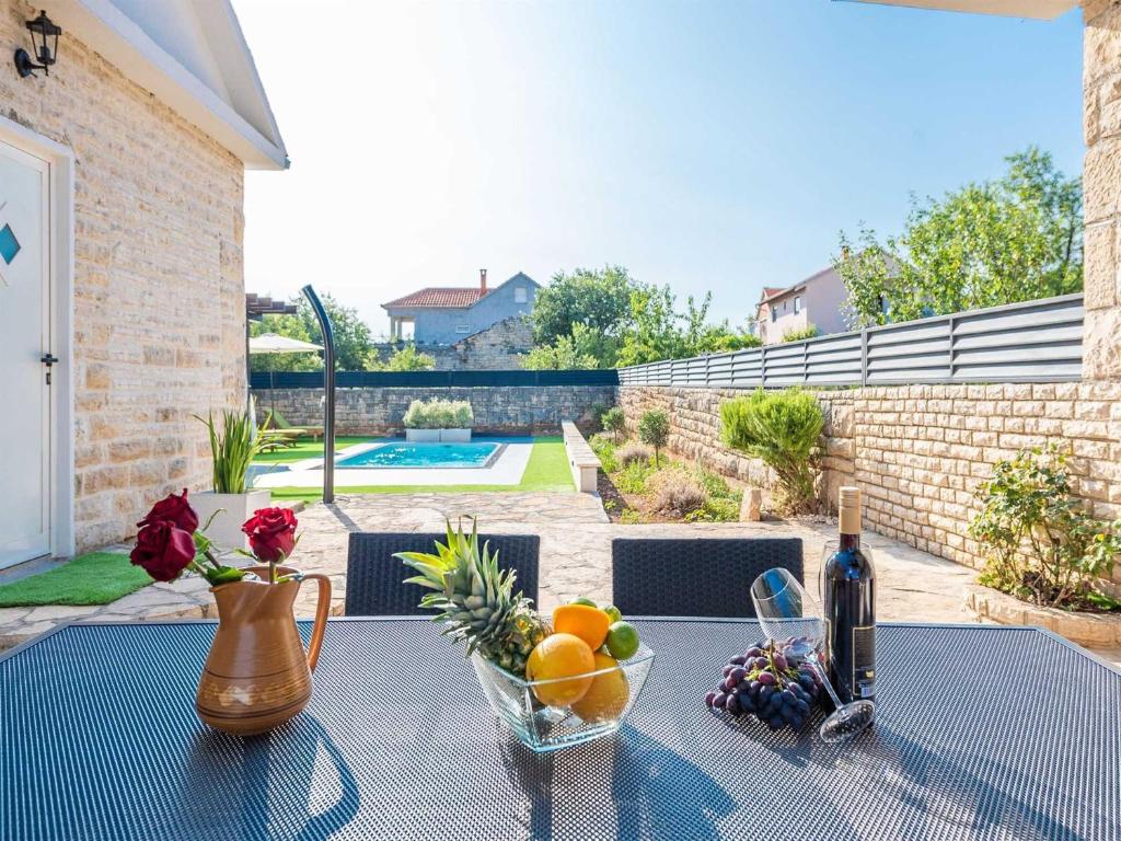 Bazén v ubytovaní Holiday home Marcela with pool alebo v jeho blízkosti