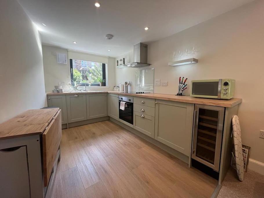 Kuchyň nebo kuchyňský kout v ubytování Flat in Gourock - The Wedge
