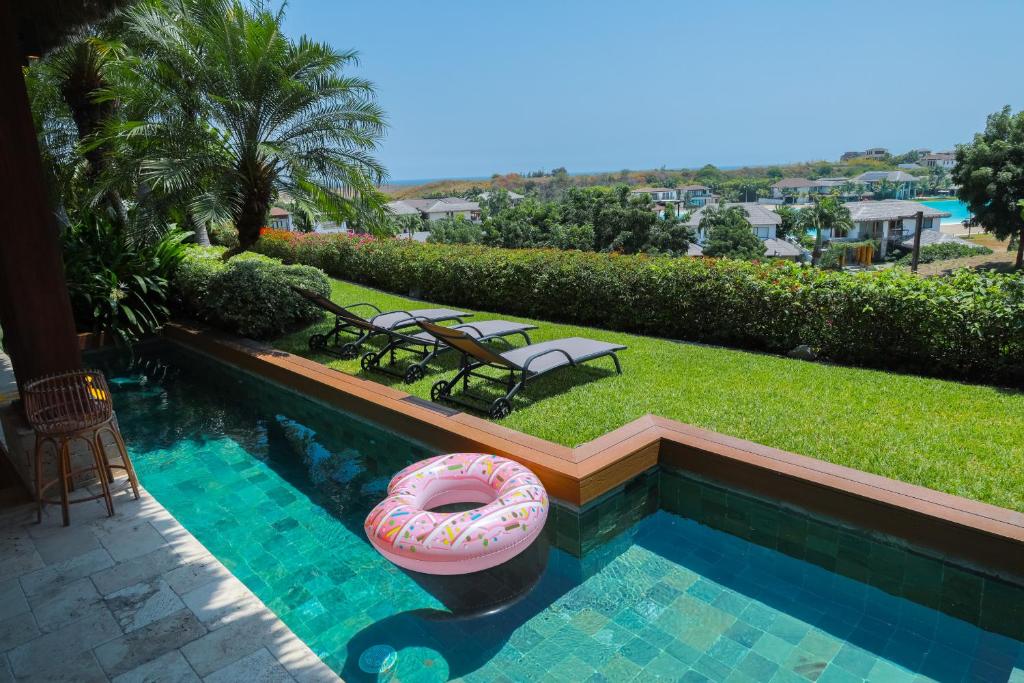 - une piscine avec un donut dans l'eau dans l'établissement Casa de Playa Espectacular Casa del Sol, à Ayangue