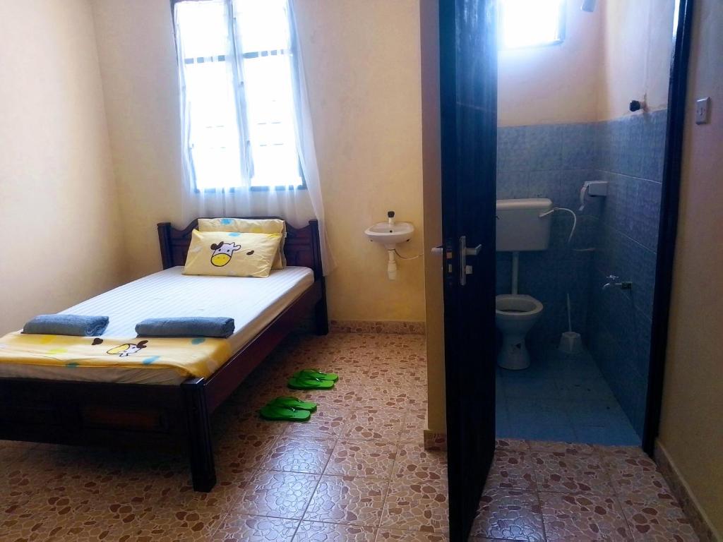 Camera piccola con letto e servizi igienici. di Ferry Gardens a Mombasa