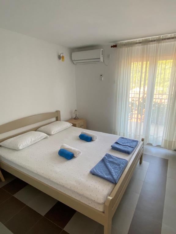Кровать или кровати в номере Lotus House Dodoši