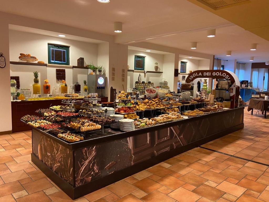 een buffet lijn met veel verschillende soorten eten bij Chocohotel in Perugia