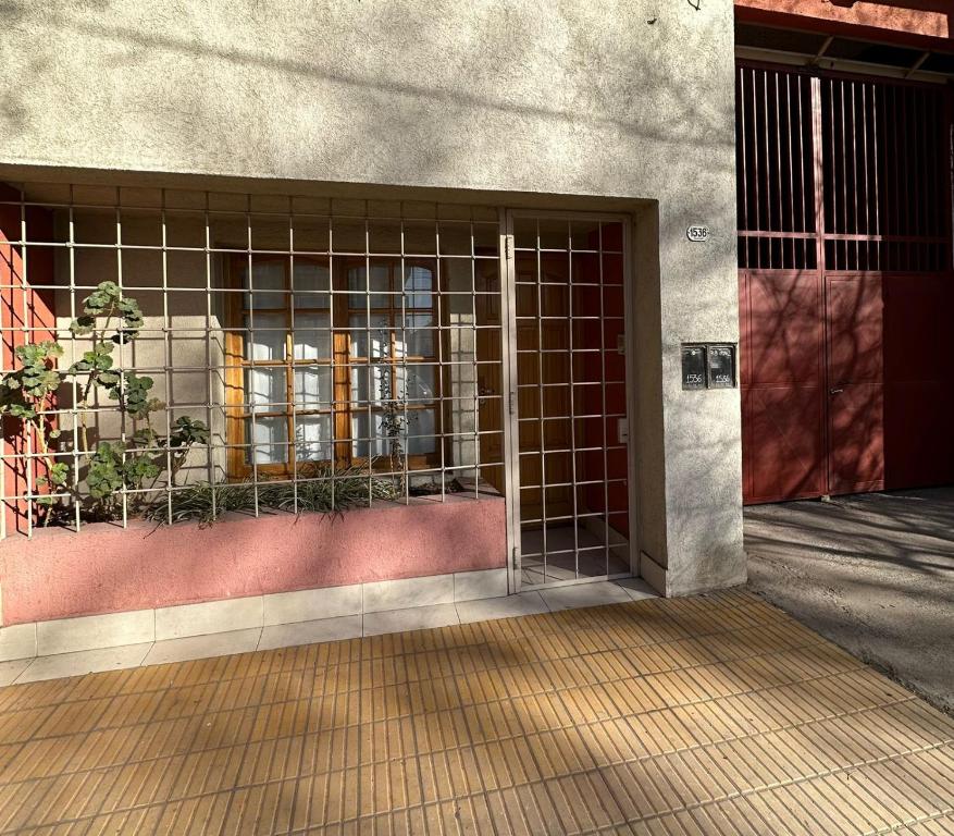 una entrada a un edificio con ventana en Dpto en el corazon de Mendoza en Mendoza