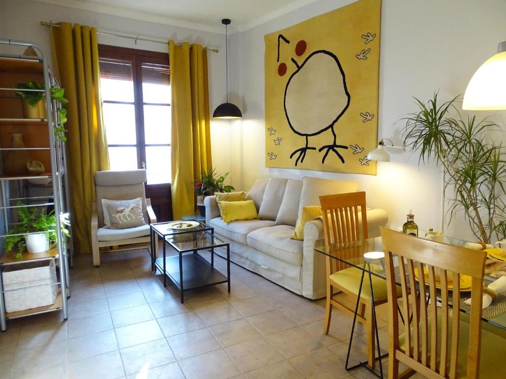 un soggiorno con un divano e un tavolo di Apartamento Córdoba con encanto LUBI II a Cordoba