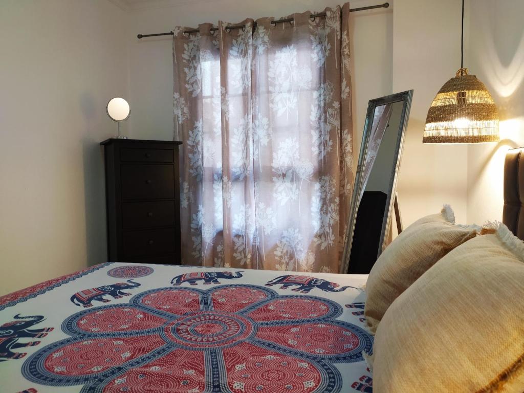 ラスパルマス・デ・グランカナリアにあるLoft Santa Catalina Parkのベッドルーム1室(赤と青の敷物付きのベッド1台付)