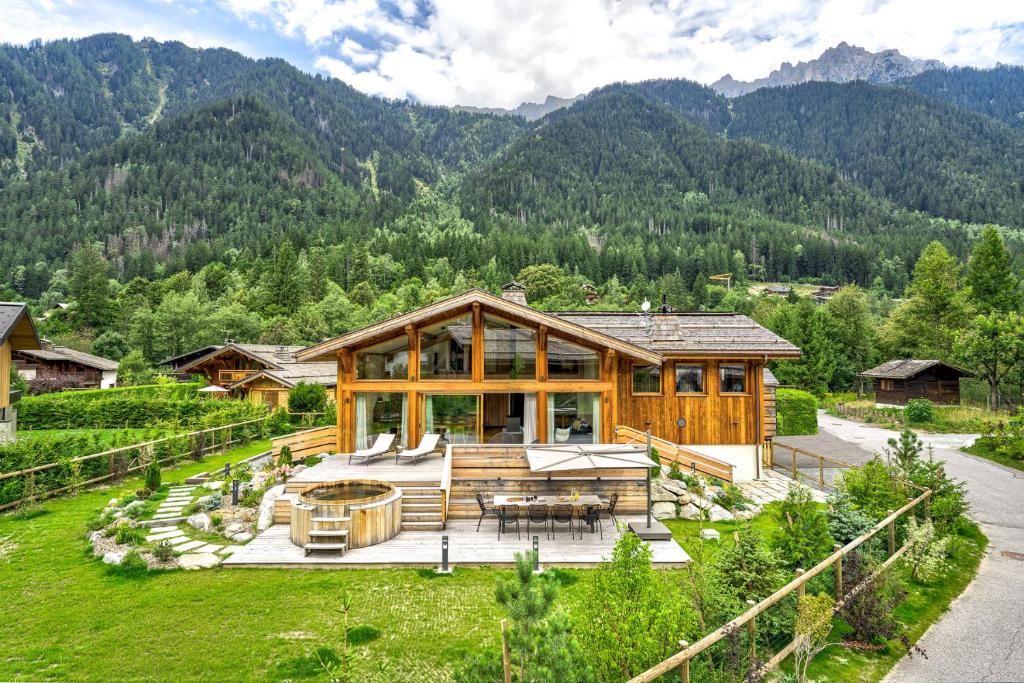 une grande maison en bois au milieu d'une montagne dans l'établissement Chalet Trois Soeurs, à Chamonix-Mont-Blanc