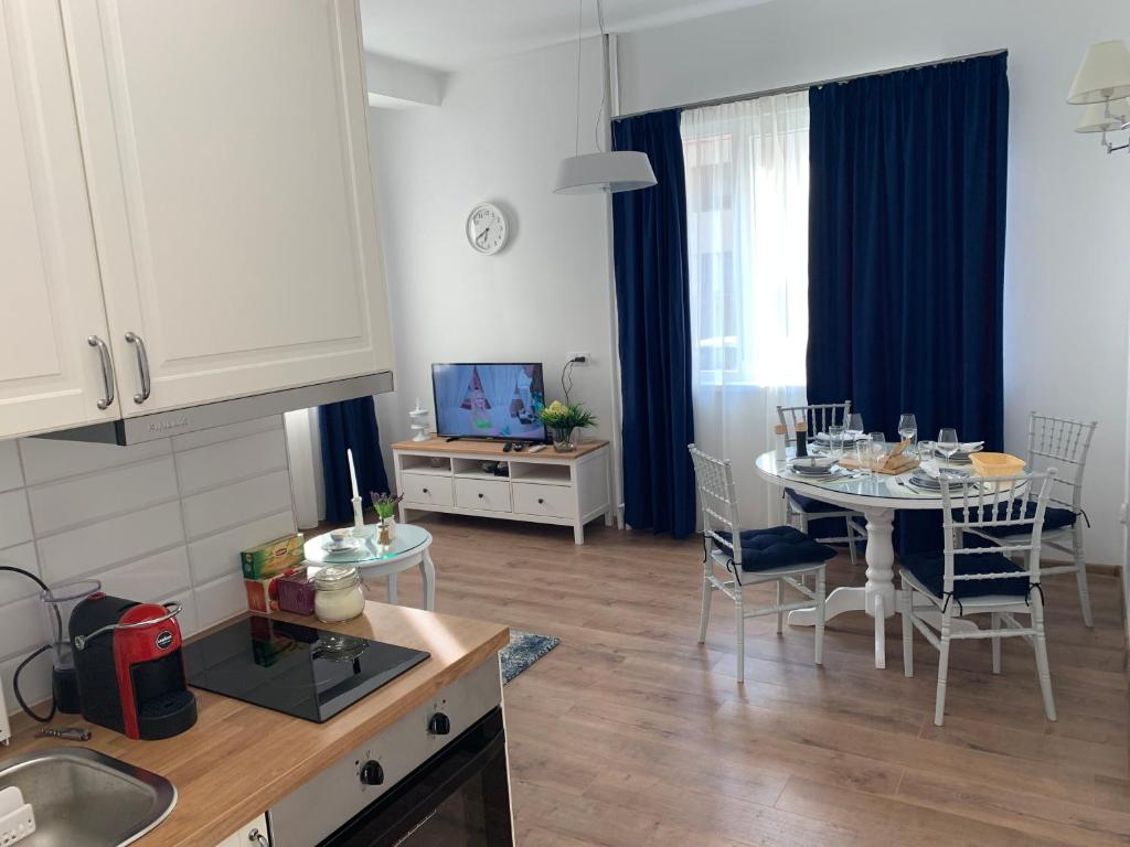 een keuken en een woonkamer met een tafel en een eetkamer bij Sweet dreams Parking by request in Sofia