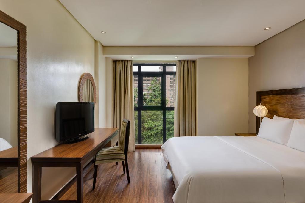 TV a/nebo společenská místnost v ubytování Protea Hotel by Marriott Benin City Select Emotan