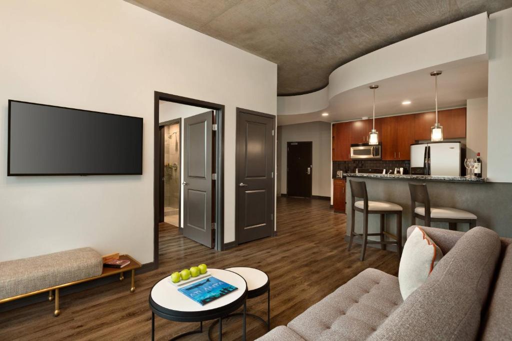 Twelve Midtown, Marriott Autograph Collection - One-Bedroom King Suite With Balcony