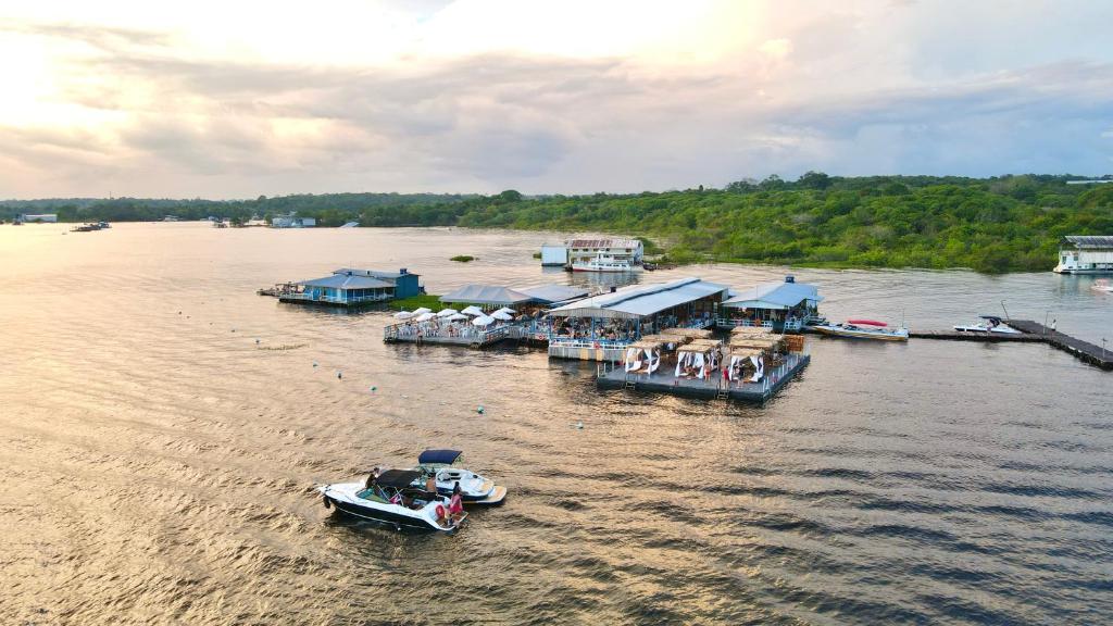 um grupo de barcos estão ancorados na água em Abaré floating Lodge em Manaus