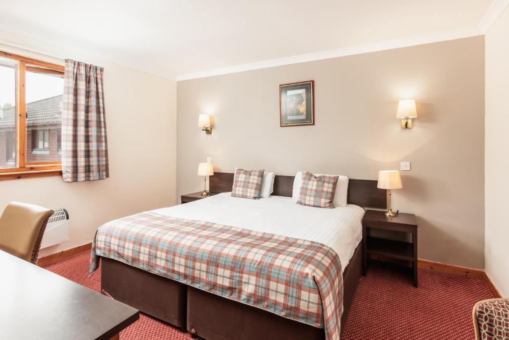 Postel nebo postele na pokoji v ubytování Highlander Hotel ‘A Bespoke Hotel’
