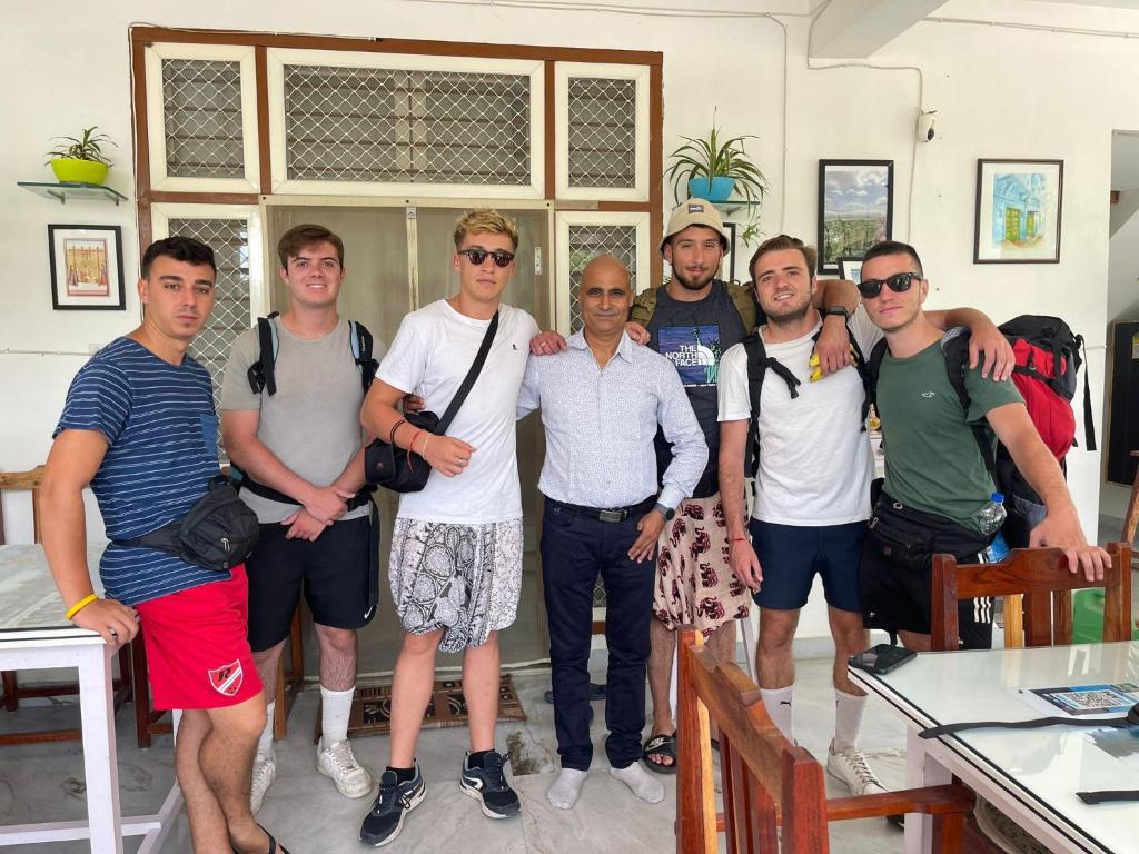 Un gruppo di uomini che posano per una foto in una stanza di CHOUDHARY WHITE HOUSE LAKE CITY UDAIPUR Rajasthan a Udaipur