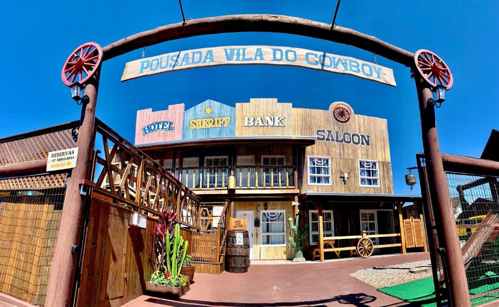 a building with a sign that reads buffalo waja wa do superstar at Pousada Vila do Cowboy in Penha