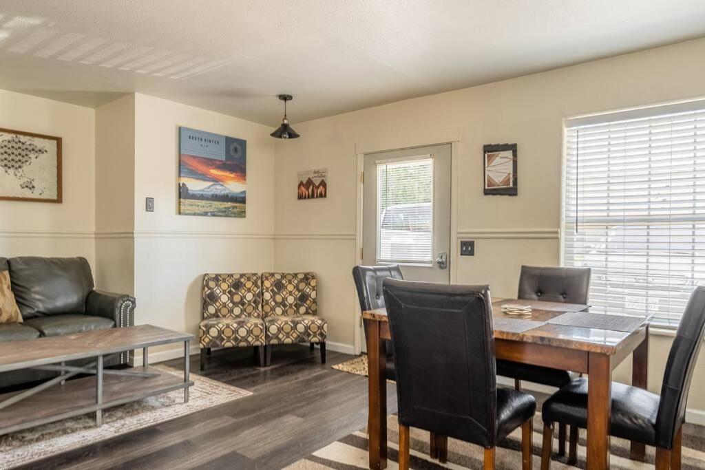 雷德蒙的住宿－Immaculate, Cozy Home in Downtown Redmond，客厅配有桌椅和沙发