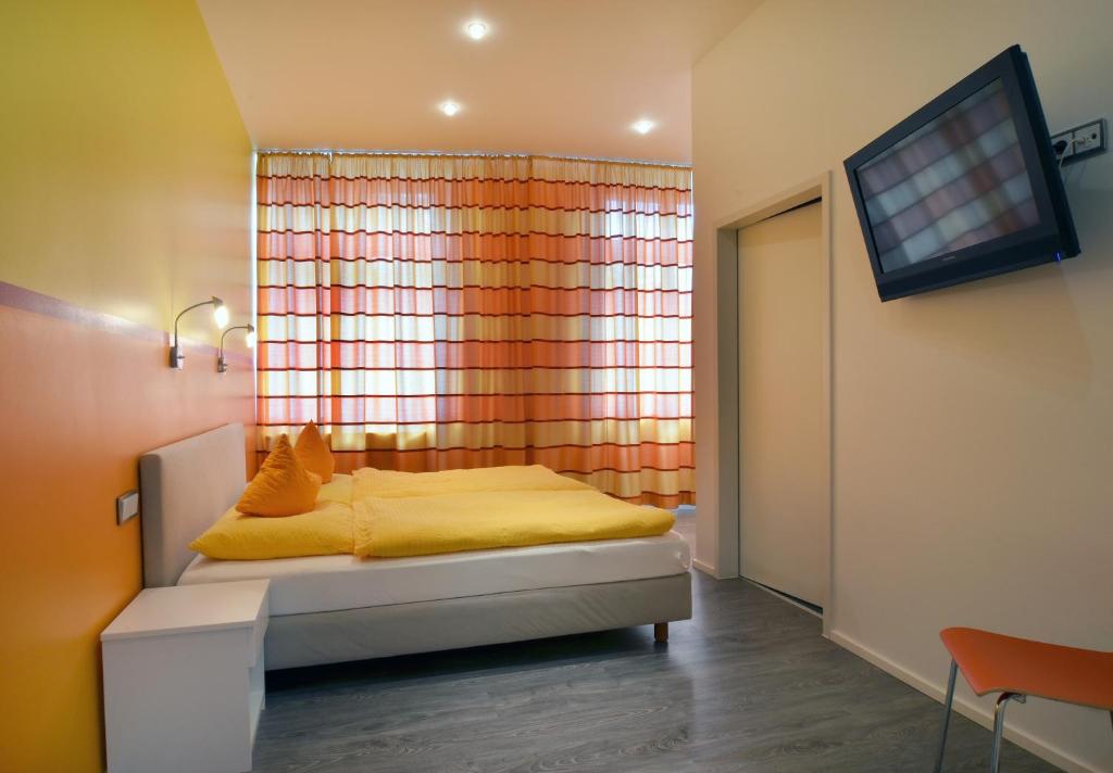 Postel nebo postele na pokoji v ubytování Hotel am Bahnhof
