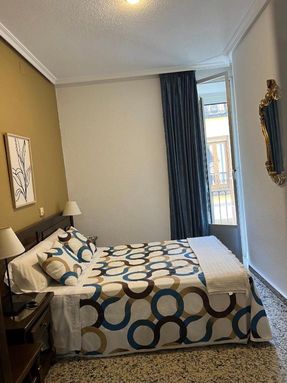 Postel nebo postele na pokoji v ubytování Hostal Sonsoles Madrid-Centro