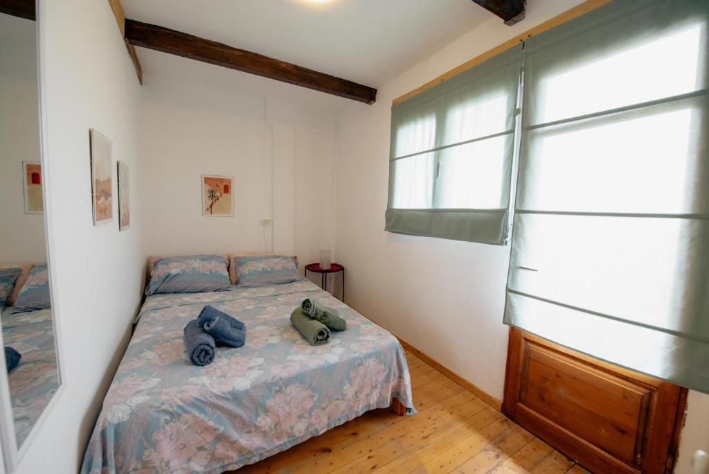 Un dormitorio con una cama con dos zapatos. en Great Escape Olympia, en Olimpia